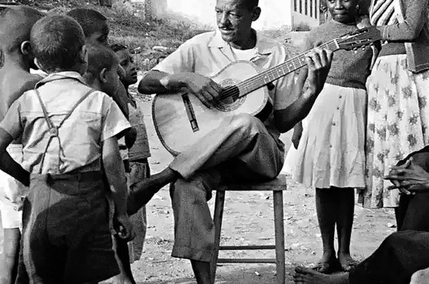 Cartola em foto para publicação no Diário da Noite, Rio de Janeiro, RJ, 01.07.1957 (Autoria não identificada) (Arquivo Diários Associados/Acervo Instituto Moreira Salles/divulgação)