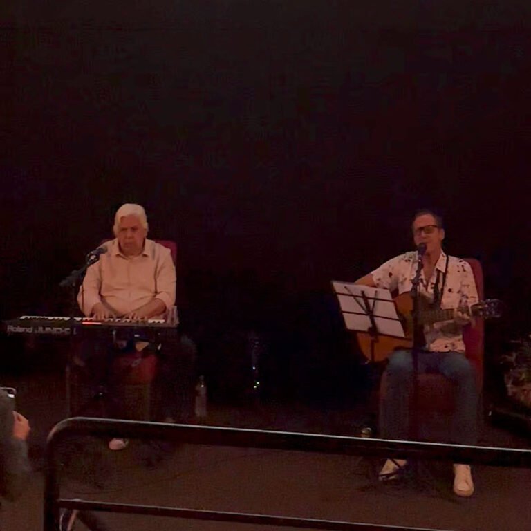 A homenagem ao músico Lô Borges, com a apresentação do irmão dele, o músico Marilton Borges, um dos mentores do Clube da Esquina, acompanhado do violonista, cantor e compositor Sérginho Olly, emocionou o público presente na abertura do filme “Nada será como antes”
