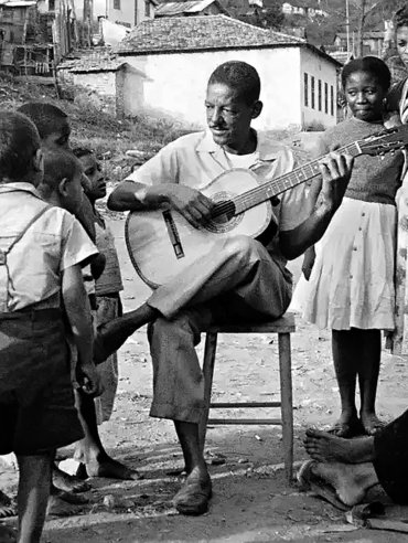 Cartola em foto para publicação no Diário da Noite, Rio de Janeiro, RJ, 01.07.1957 (Autoria não identificada) (Arquivo Diários Associados/Acervo Instituto Moreira Salles/divulgação)