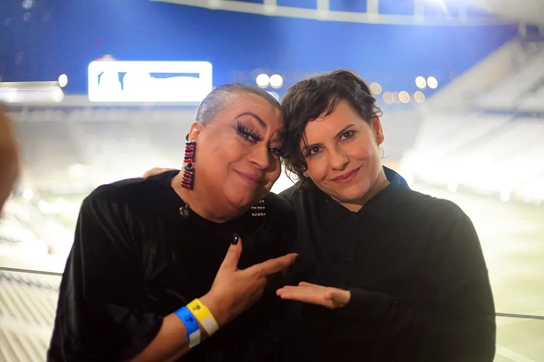Cantora Maria Alcina e Elizabete Martins nos bastidores das filmagens do jogo entre Corinthians e Flamengo, no dia 22 de março de 2026, no Neo Química Arena, em São Paulo – Foto: Larissa Diniz